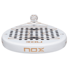 Bovenaanzicht witte Nox padel racket met gouden accenten in het logo.