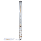 Zijaanzicht witte Nox padel racket met gouden accenten in het logo.
