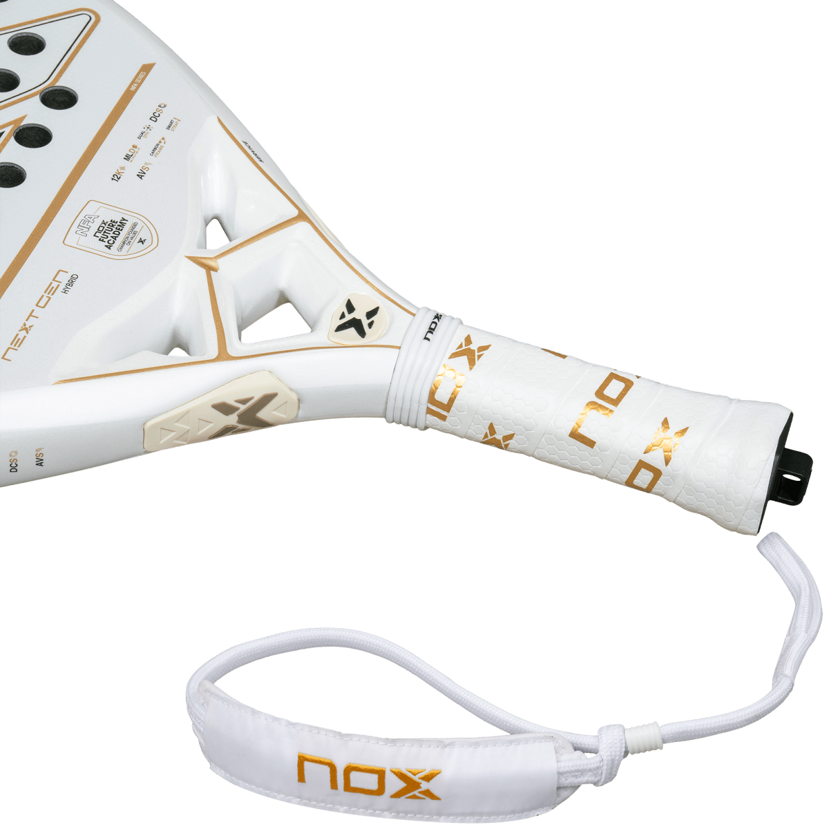 Handvat witte Nox padel racket met gouden accenten in het logo.